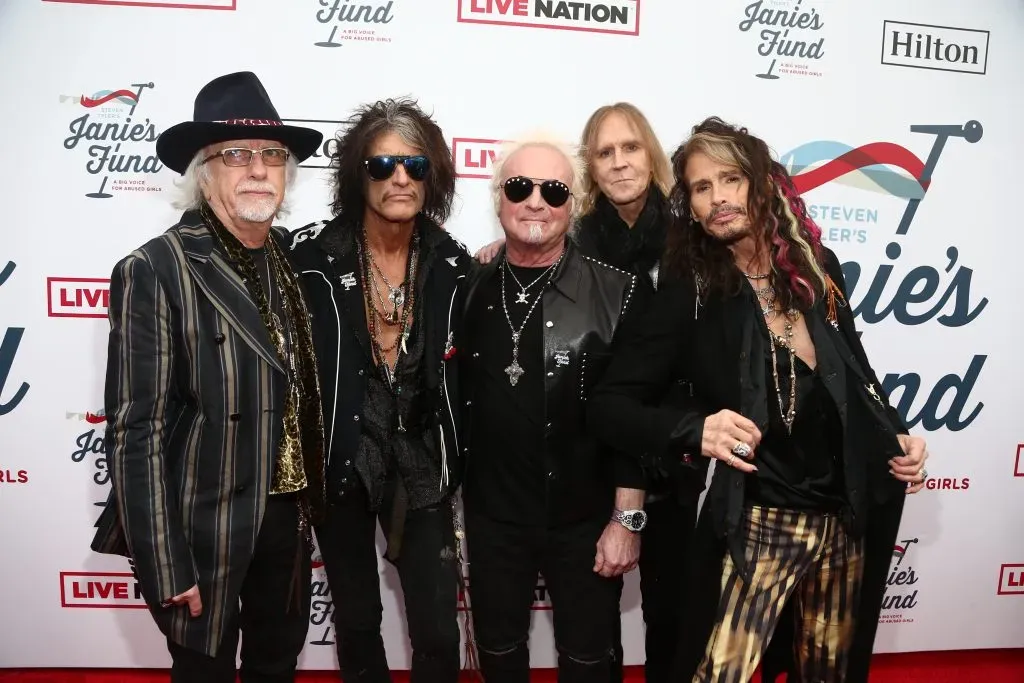 Aerosmith y Steven Tyler (último del extremo derecho), se vieron obligados a despedirse de los escenarios. Imagen: Getty Images.