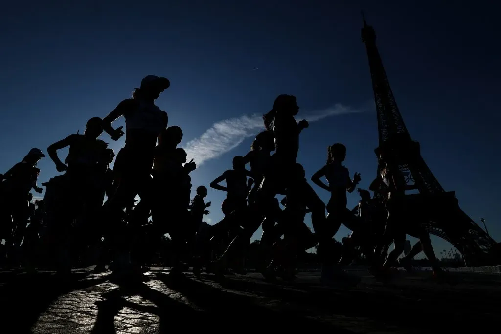 Las atletas pasan por delante de la Torre Eiffel durante el maratón femenino del decimosexto día de los Juegos Olímpicos de París 2024 el 11 de agosto de 2024 en París, Francia. Imagen: Getty Images.