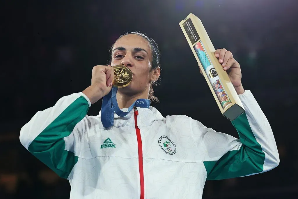 ¡En la cara de sus haters! Imane Khelif no solo ganó la medalla de oro en el boxeo femenil, sino que también se ganó el respeto de todo elmundo. Imagen: Getty Images.