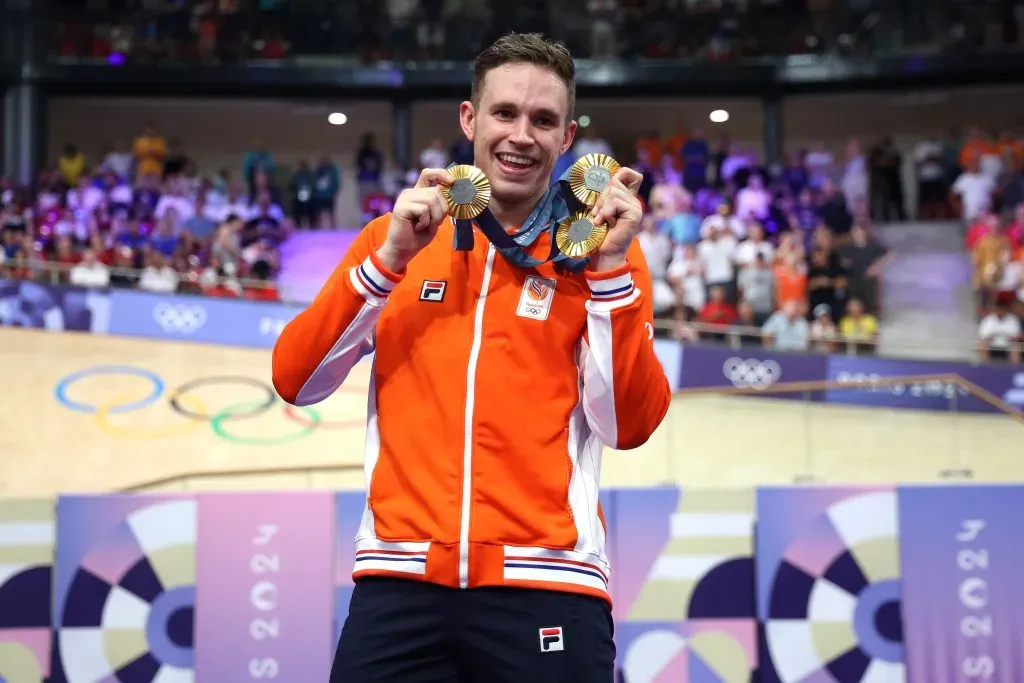 El medallista de oro Harrie Lavreysen del equipo de Holanda posa en el podio con sus medallas de oro de Keirin, Sprint Individual y Sprint por Equipos después del Keirin Masculino, Final en el día dieciséis de los Juegos Olímpicos de París 2024 en el Velódromo de Saint-Quentin-en-Yvelines el 11 de agosto de 2024 en París, Francia. Imagen: Getty Images.