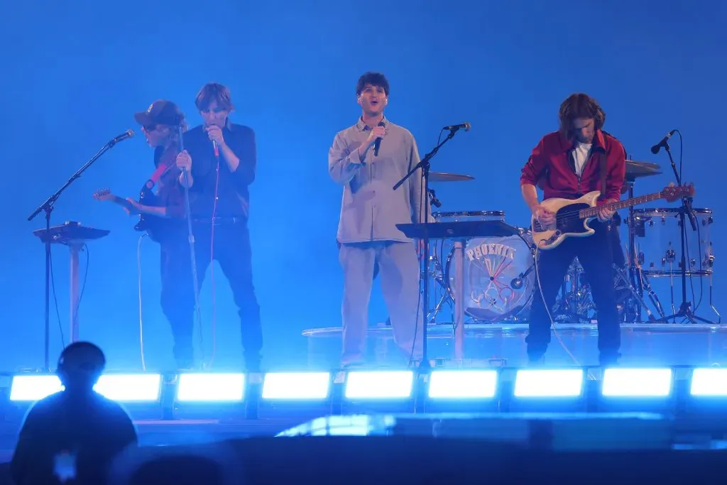 El músico y productor discográfico estadounidense Ezra Koenig de Vampire Weekend actúa con la banda francesa de Indie Rock Phoenix durante la Ceremonia de Clausura de los Juegos Olímpicos de París 2024 en el Stade de France el 11 de agosto de 2024 en París, Francia. Imagen: Getty Images.