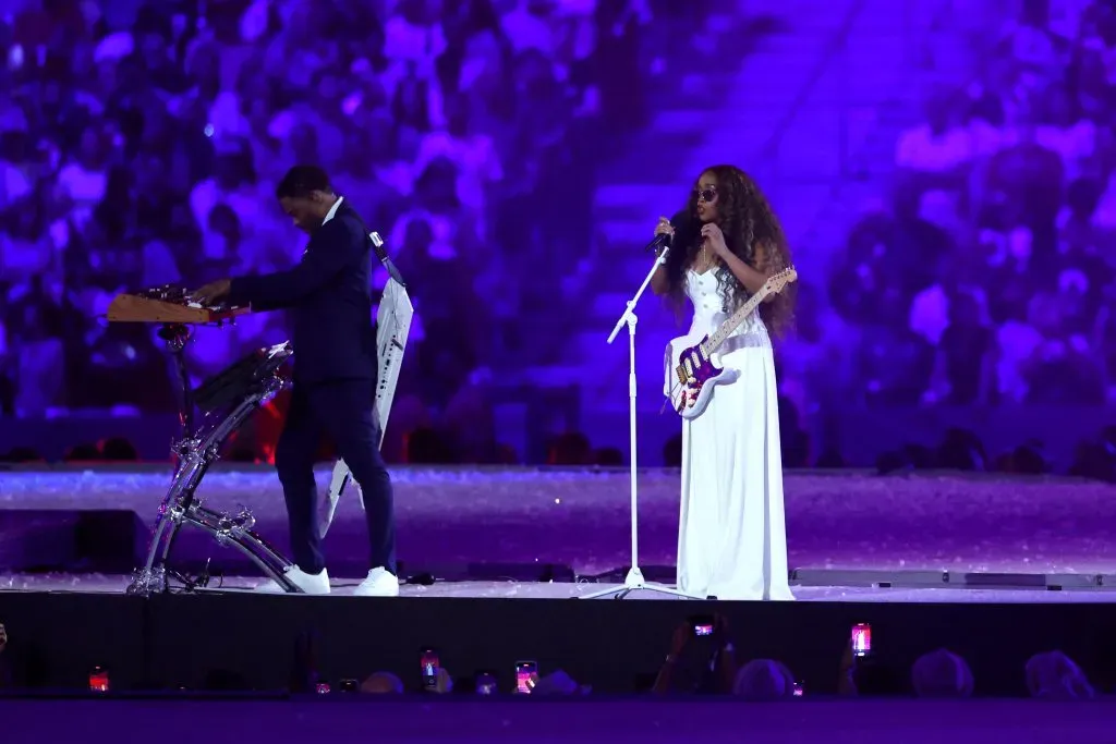 El cantante estadounidense H.E.R. interpreta el Himno Nacional de los Estados Unidos de América durante la Ceremonia de Clausura de los Juegos Olímpicos de París 2024 en el Stade de France el 11 de agosto de 2024 en París, Francia. Imagen: Getty Images.