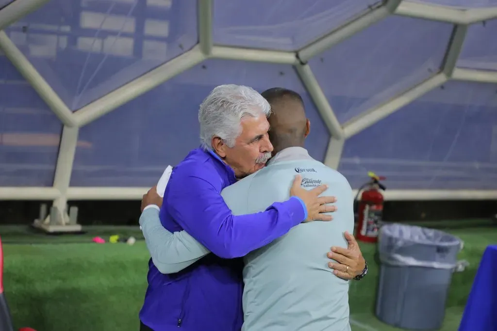 Pedro Aquino y su abrazo con Ricardo Ferretti (Imago 7)