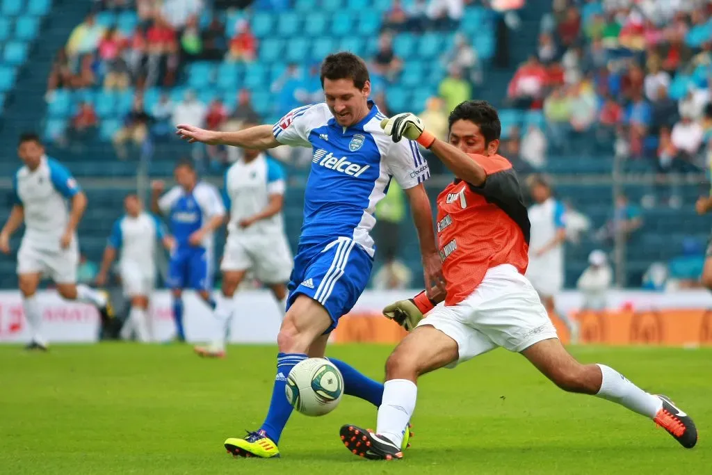 Leo Messi contra Jorge Campos en el Estadio Azul. (JAM Media)