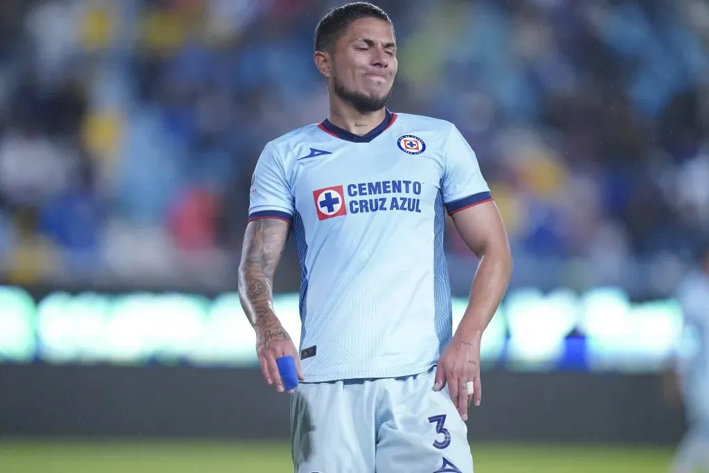 Carlos Salcedo en lamento, durante el partido de la jornada 5 ante Pachuca. (Imago7)