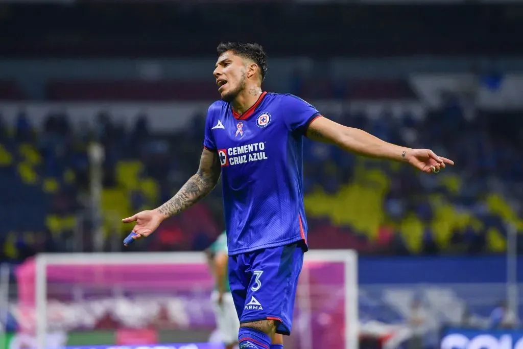 Cruz Azul quiere fichar un central y se desprendería de Carlos Salcedo (Imago 7)