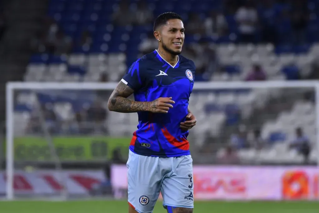 Cruz Azul negocia la rescisión del contrato de Carlos Salcedo (Imago 7)