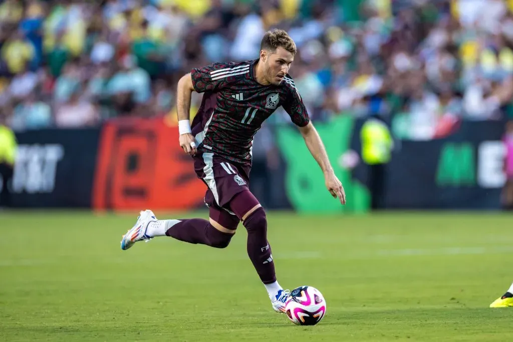 Santi Giménez durante el último juego amistoso ante Brasil. (IMAGO)