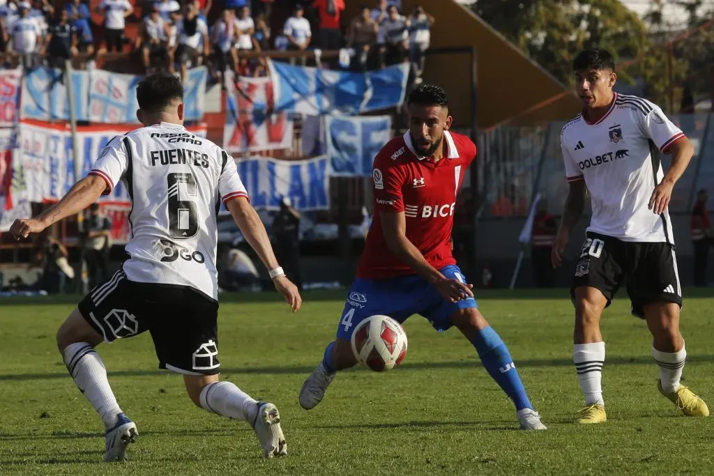 Mauricio Isla vs Colo Colo. Crédito: Photosport