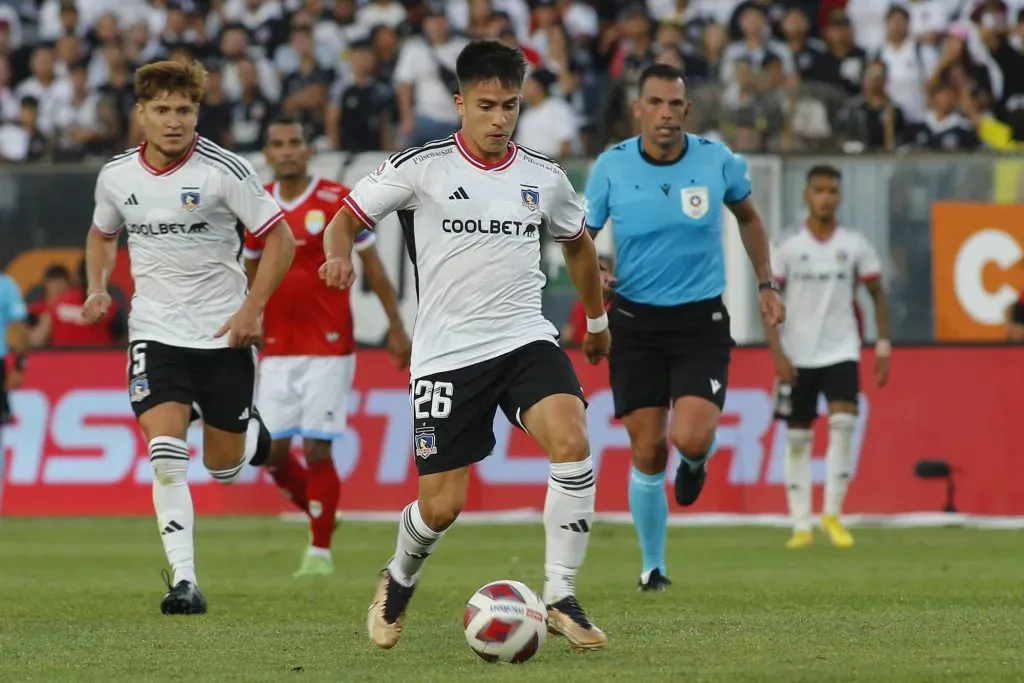 Matías Moya en el estadio Monumental con la camiseta de Colo Colo. Crédito: Photosport