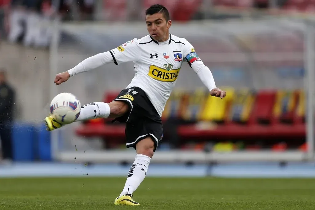 Fierro levantó los trofeos del Clausura 2014 y Apertura 2015 como capitán de Colo Colo | Foto: Photosport