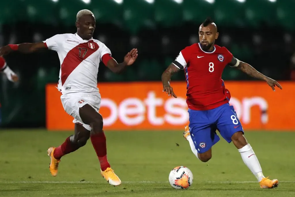 Chile vs Perú en el estadio Nacional de Santiago. Arturo Vidal anotó dos goles en el triunfo 2-0. Crédito: Photosport.