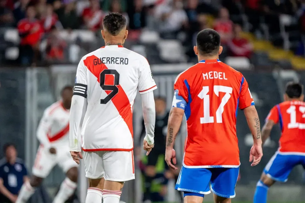 Paolo Guerrero junto a su fiel marca, Gary Medel. Crédito: Guille Salazar, DaleAlbo.