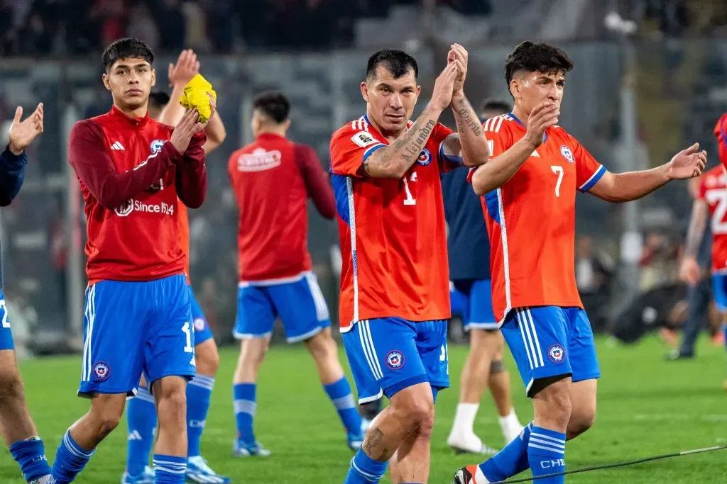 Gary Medel se despide del público que llegó al estadio Monumental. Crédito: Guille Salazar.