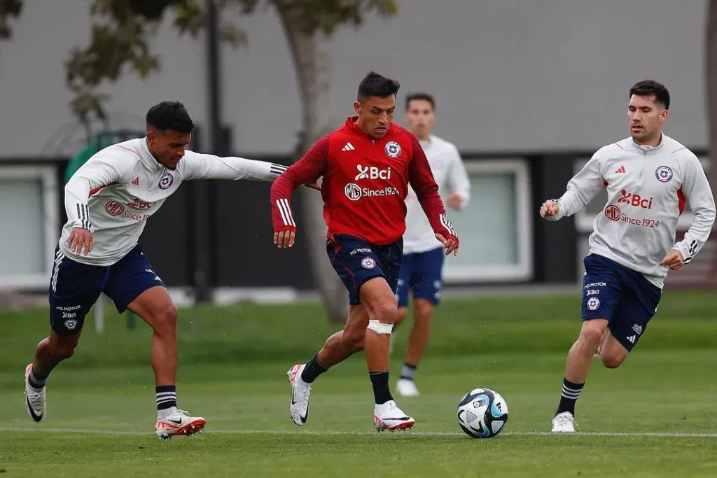 César Fuentes marcando a Alexis Sánchez en la Roja. | Imagen: Carlos Parra – Comunicaciones FFCH.