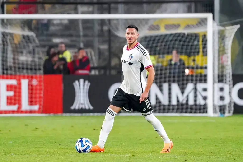 Ramiro González jugando por Colo Colo ante Monagas por Copa Libertadores | Foto: Guille Salazar / Dale Albo