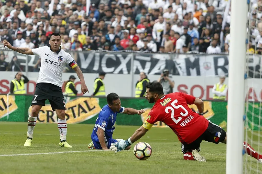 Uno de los tantos goles que recibió Johnny Herrera en los superclásicos. Crédito: Photosport