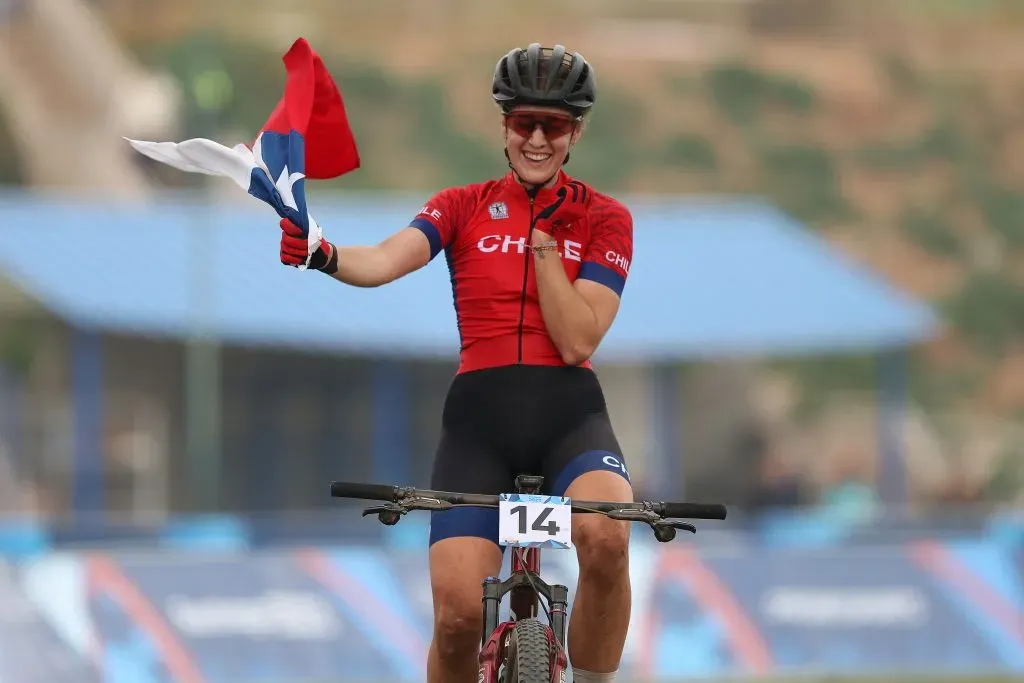 Catalina Vidaurre al cruzar la meta en el Cross Country Olímpico de Santiago 2023 | Foto: Getty