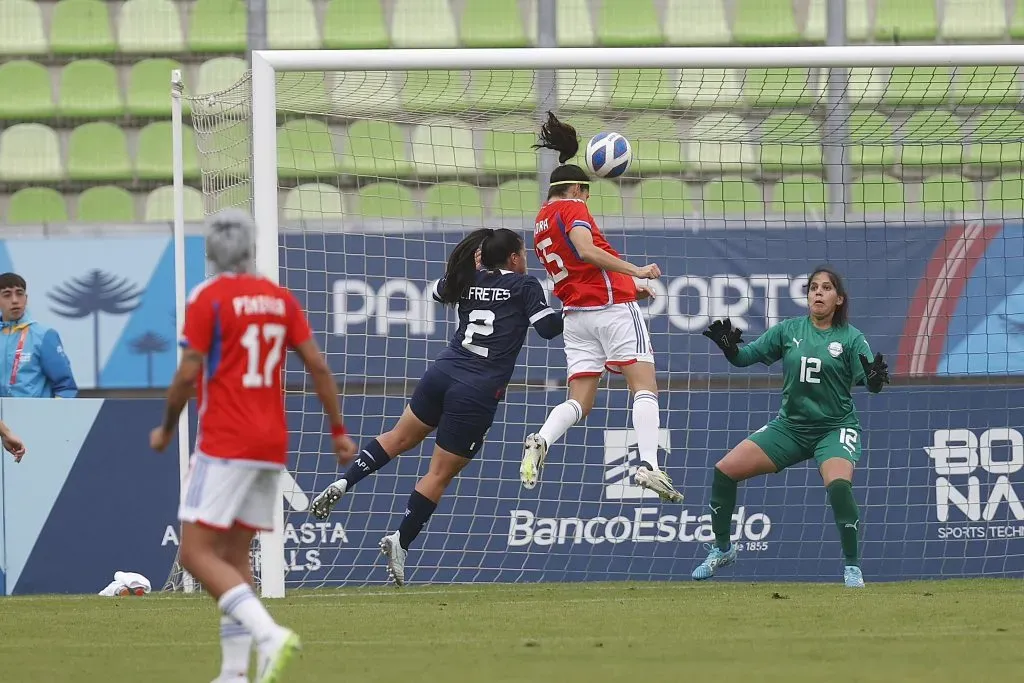 Daniela Zamora marco de cabeza ante Paraguay. Fuente: Twitter La Roja