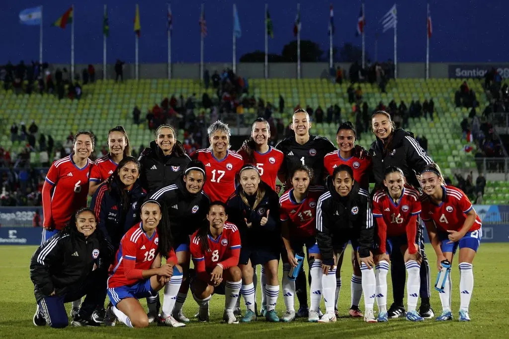 Antonia Canales celebrando la clasificación a semifinales con el plantel. (Foto: @LaRoja)