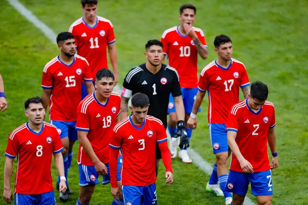 Jugadores saliendo de la cancha en el partido vs República Dominicana. (Foto: Martín Thomas/Santiago 2023 vía Photosport)