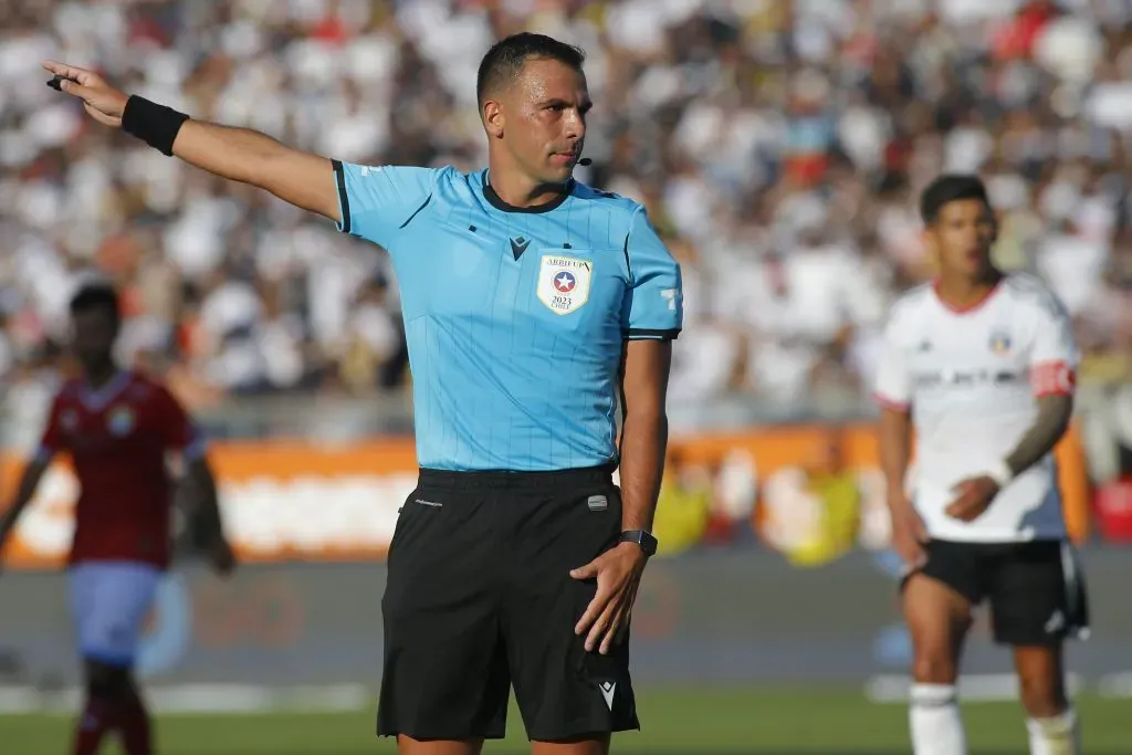 Juan Lara arbitrando a Colo Colo en la fecha 7 frente a Magallanes. Fuente: Photosport.