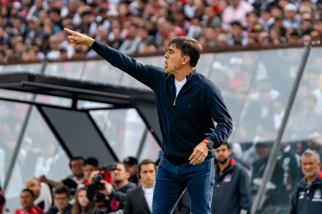 Gustavo Quinteros impartiendo instrucciones en el triunfo de Colo Colo. (Foto: Guillermo Salazar/DaleAlbo)