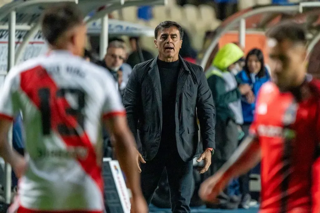 Gustavo Quinteros impartiendo instrucciones en amistoso de Colo Colo. (Foto: Guillermo Salazar/DaleAlbo)