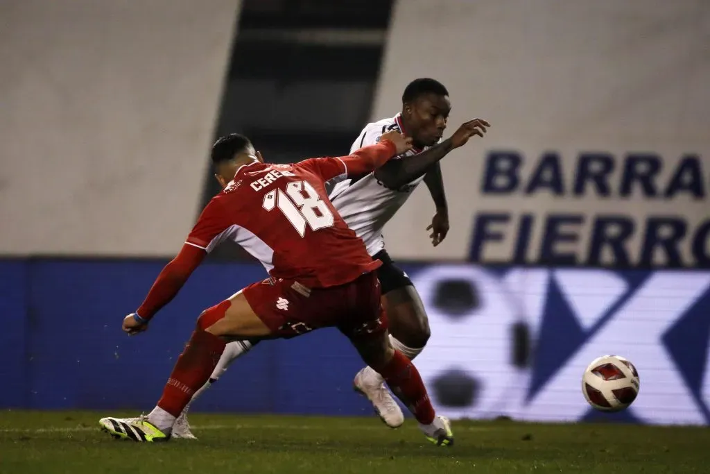 Fabián Castillo en el partido de Colo Colo vs Ñublense. (Foto: Photosport)