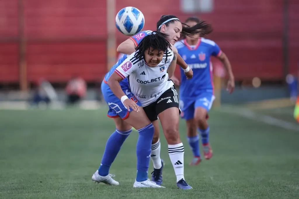 Ysaura Viso enfrentándose en la semifinal ida frente a la U. (Foto: Colo Colo)