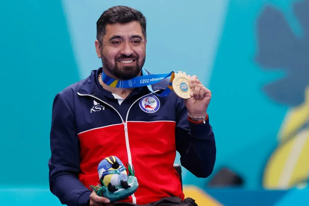 Luis Flores y la cuarta medalla de oro. Créditos: Dragomir Yankovic/Parapanamericanos STGO 2023 via Photosport
