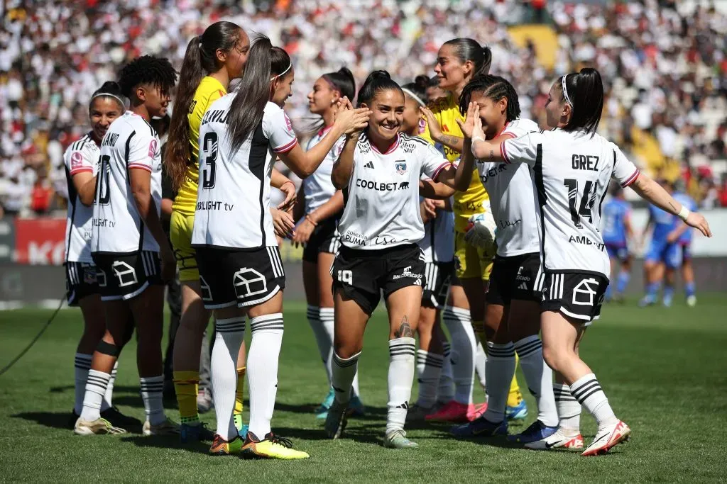 Michelle Acevedo recibiendo el reconocimiento de Colo Colo femenino. (Foto: Colo Colo)