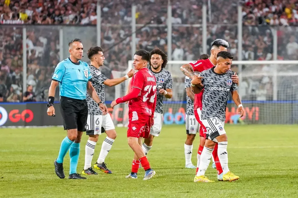 La primera vez de Héctor Jona arbitrando al Cacique en este 2023 fue ante Ñublense en el Estadio Monumental por la fecha 3. Fuente: Guille Salazar/DaleAlbo.