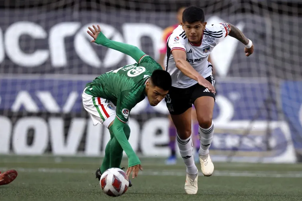 Esteban Pavez disputando el balón en el Colo Colo vs Audax Italiano. (Foto: Photosport)