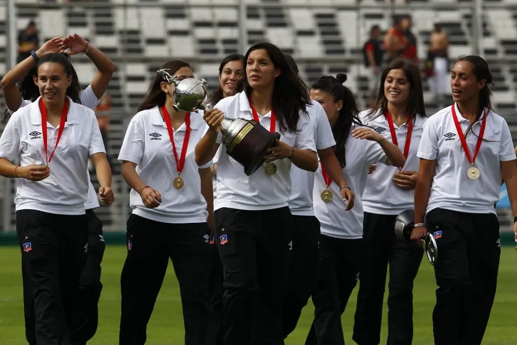 Colo Colo Femenino junto a la Copa Libertadores en 2012. Imagen: Photosport.
