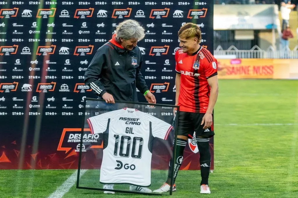 El reconocimiento de Colo Colo a Leonardo Gil por los 100 partidos. (Foto: Guillermo Salazar/DaleAlbo)