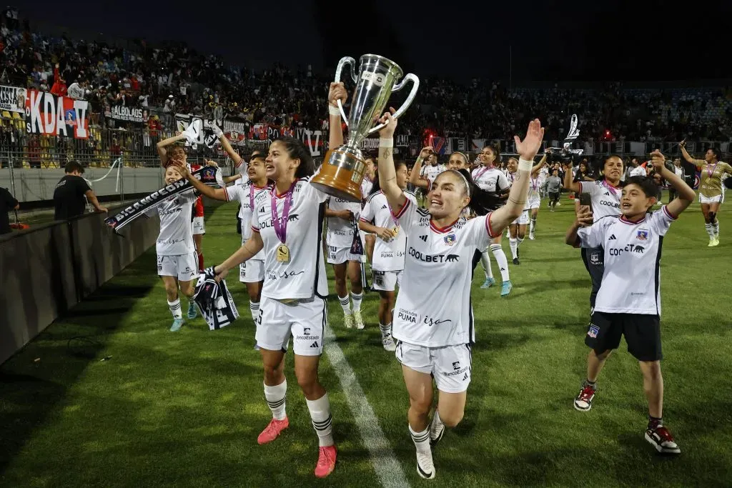 Bogarín (izquierda), bicampeona con Colo Colo | Foto: Photosport