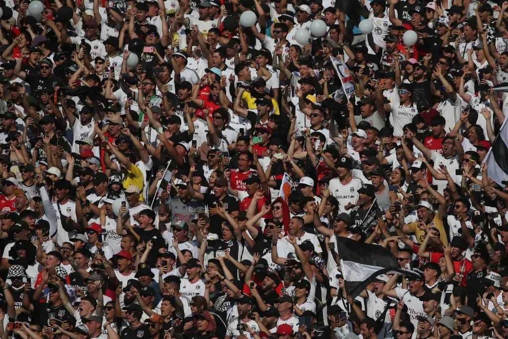 Hinchas de Colo Colo en el Estadio Monumental. (Foto: Photosport)