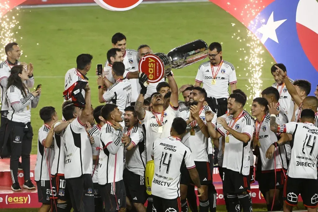 Brayan Cortés levantando el título de la Copa Chile. (Foto: Photosport)