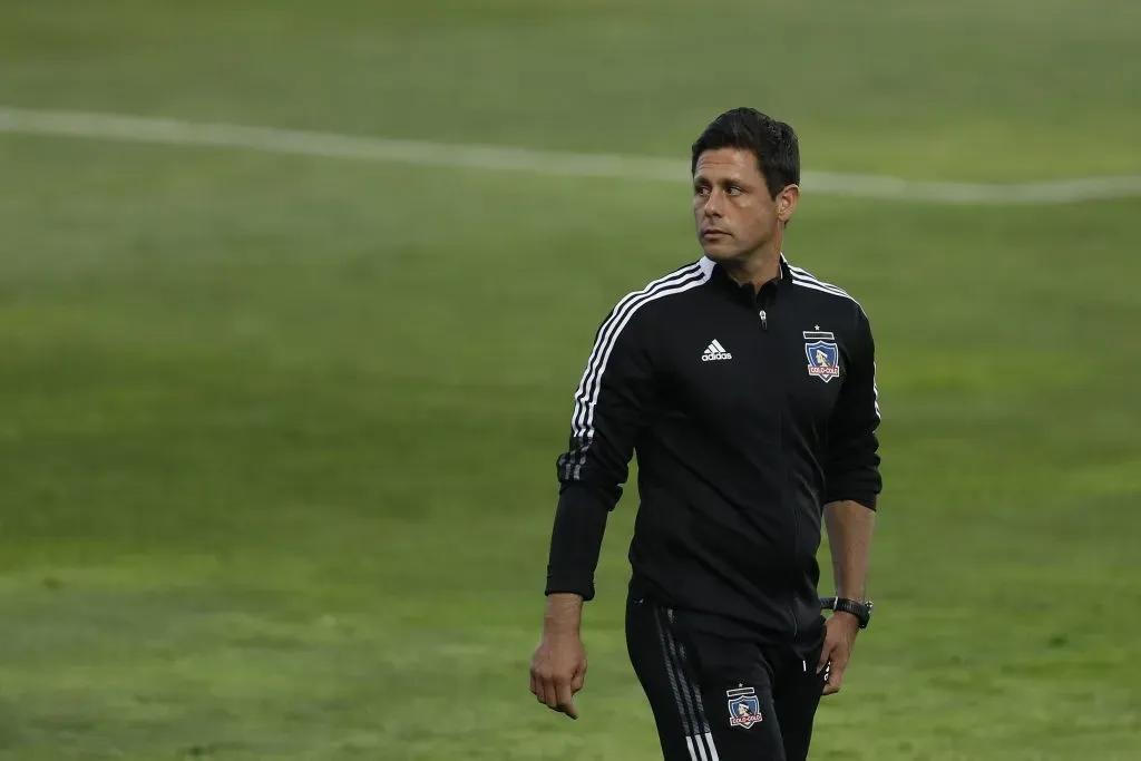 Eduardo Rubio dirigiendo un partido por el Campeonato Nacional con juveniles. (Foto: Photosport)