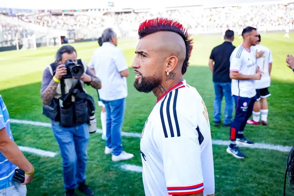 Arturo Vidal acompañando a Esteban Paredes en su despedida. (Foto: Guillermo Salazar/DaleAlbo)