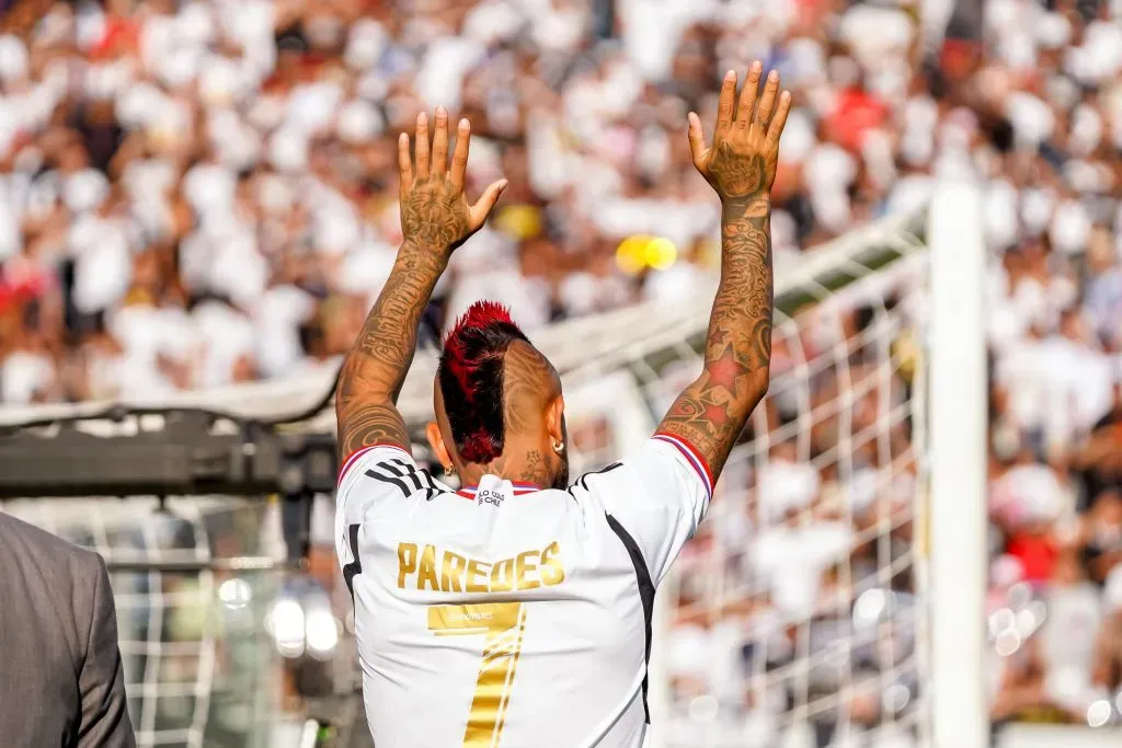 Arturo Vidal recibiendo el cariño de los hinchas en la despedida de Esteban Paredes. (Foto: Guillermo Salazar/DaleAlbo)