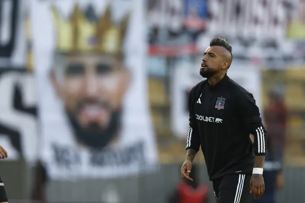 Hinchas de Colo Colo hicieron lienzos por Arturo Vidal. | Imagen: Photosport