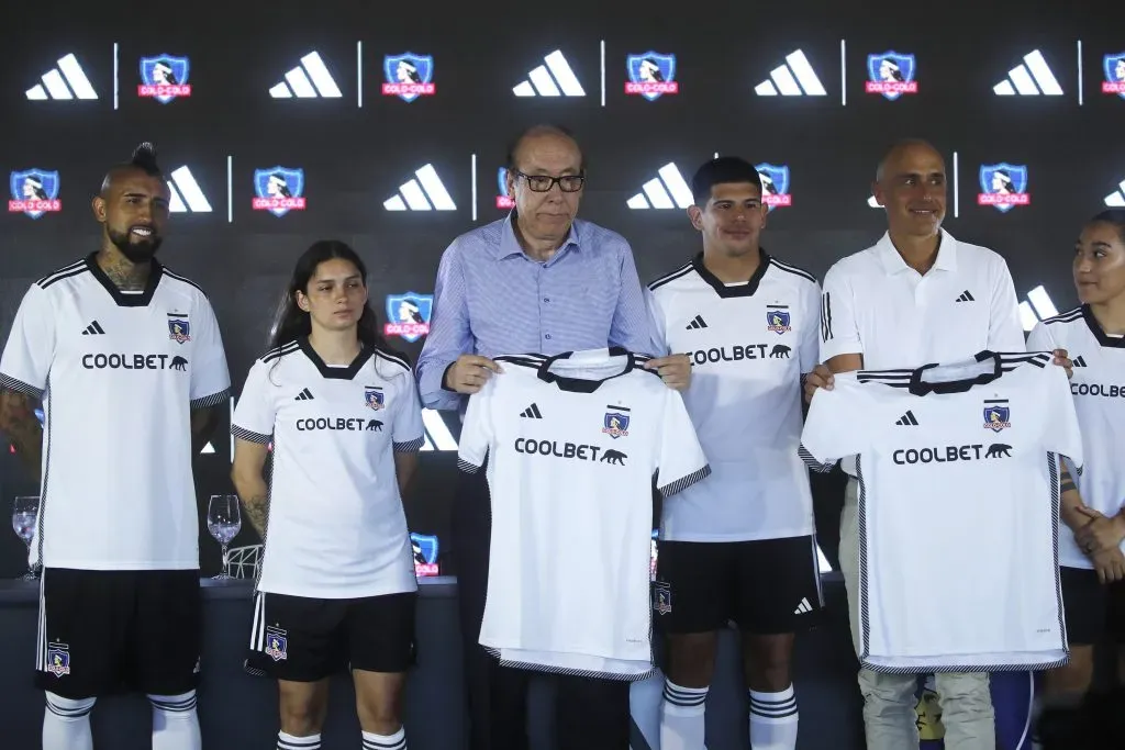 Alfredo Stohwing dijo presente en el estreno de la nueva camiseta de Colo Colo. Foto: Photosport.