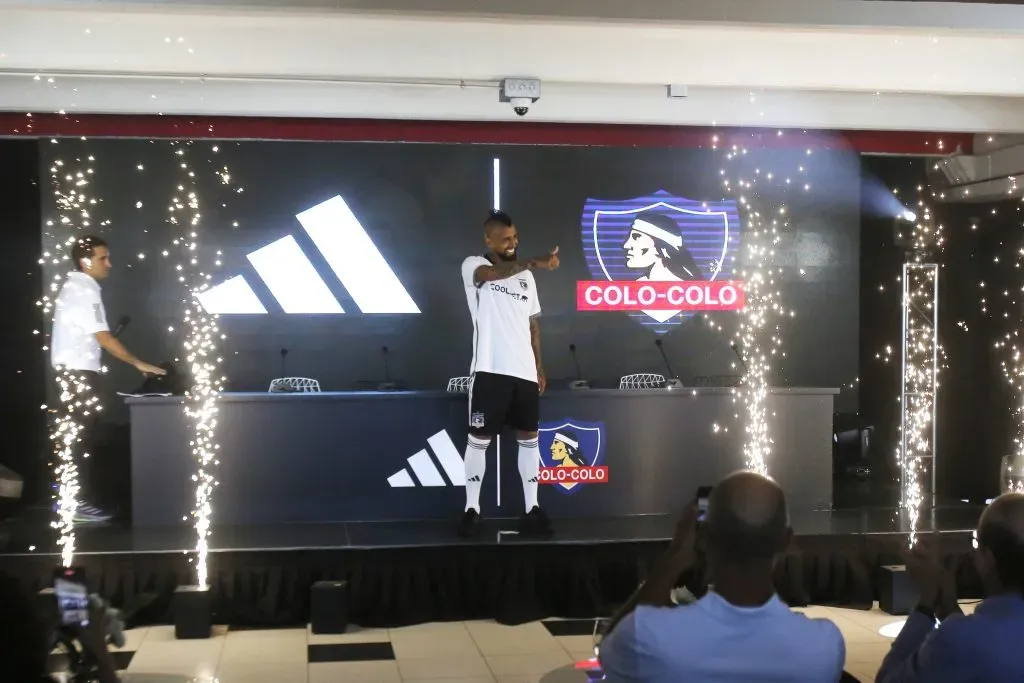 Arturo Vidal en la presentación de la nueva camiseta de Colo Colo. (Foto: Photosport)