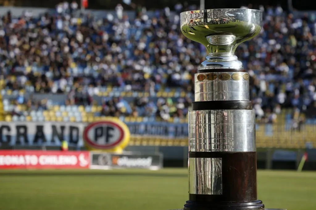 El trofeo que disputarán Colo Colo y Huachipato por la Supercopa. (Foto: Photosport)