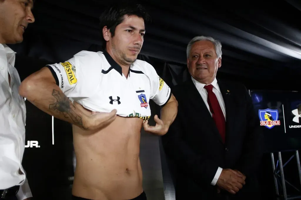 Valdés en su presentación como refuerzo de Colo Colo el 2 de enero de 2014 | Foto: Photosport