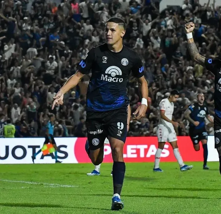 El delantero Alex Arce apareció el órbita de Colo Colo. Foto: Independiente de Rivadavia.