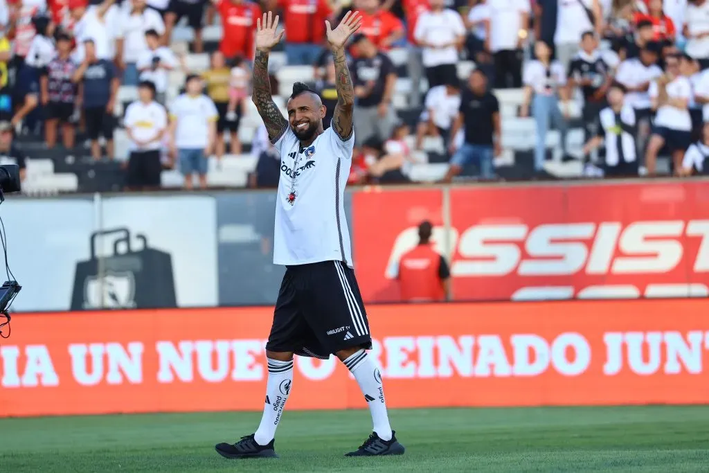 Arturo Vidal en su impresionante recibimiento en el Estadio Monumental. (Foto: Photosport)