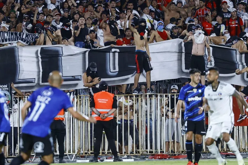 Hinchas sobre las rejas en pleno partido. | Imagen: Photosport.